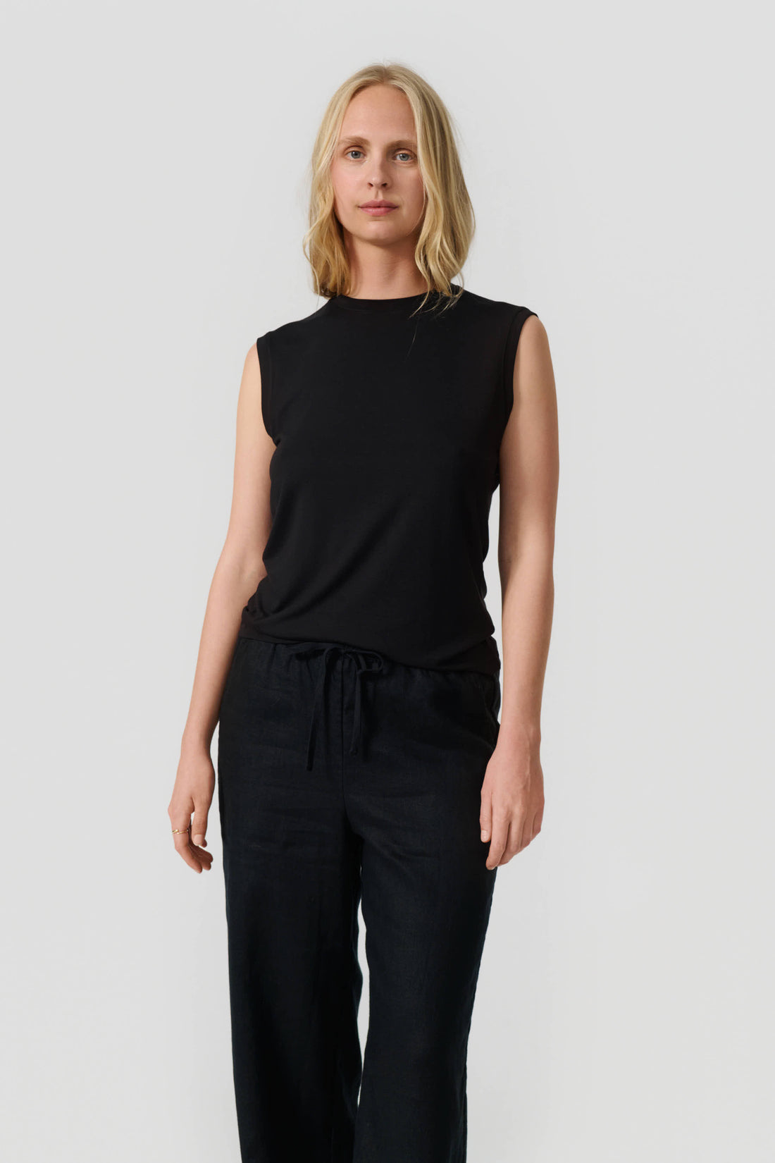 Leonora top black