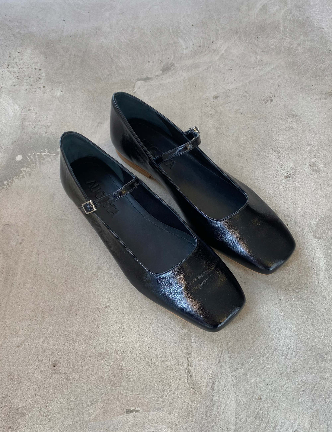 Julieta mary janes black patent leather
