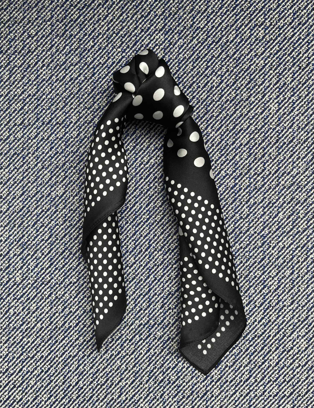 Silk scarf black/white dots