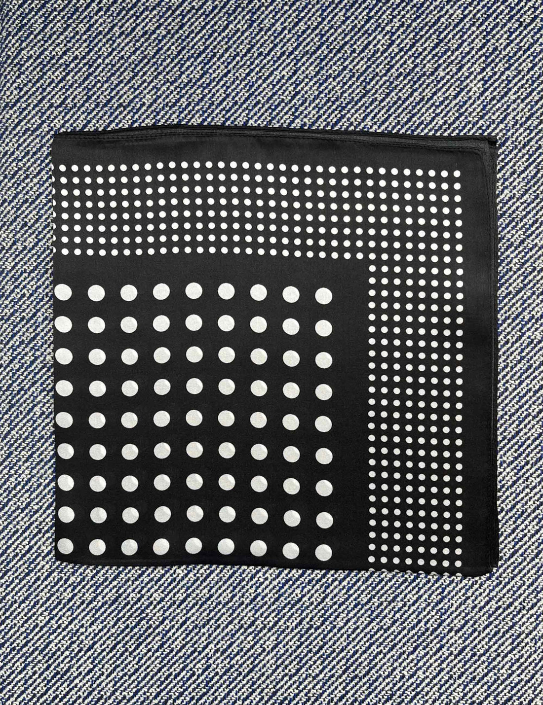 Silk scarf black/white dots