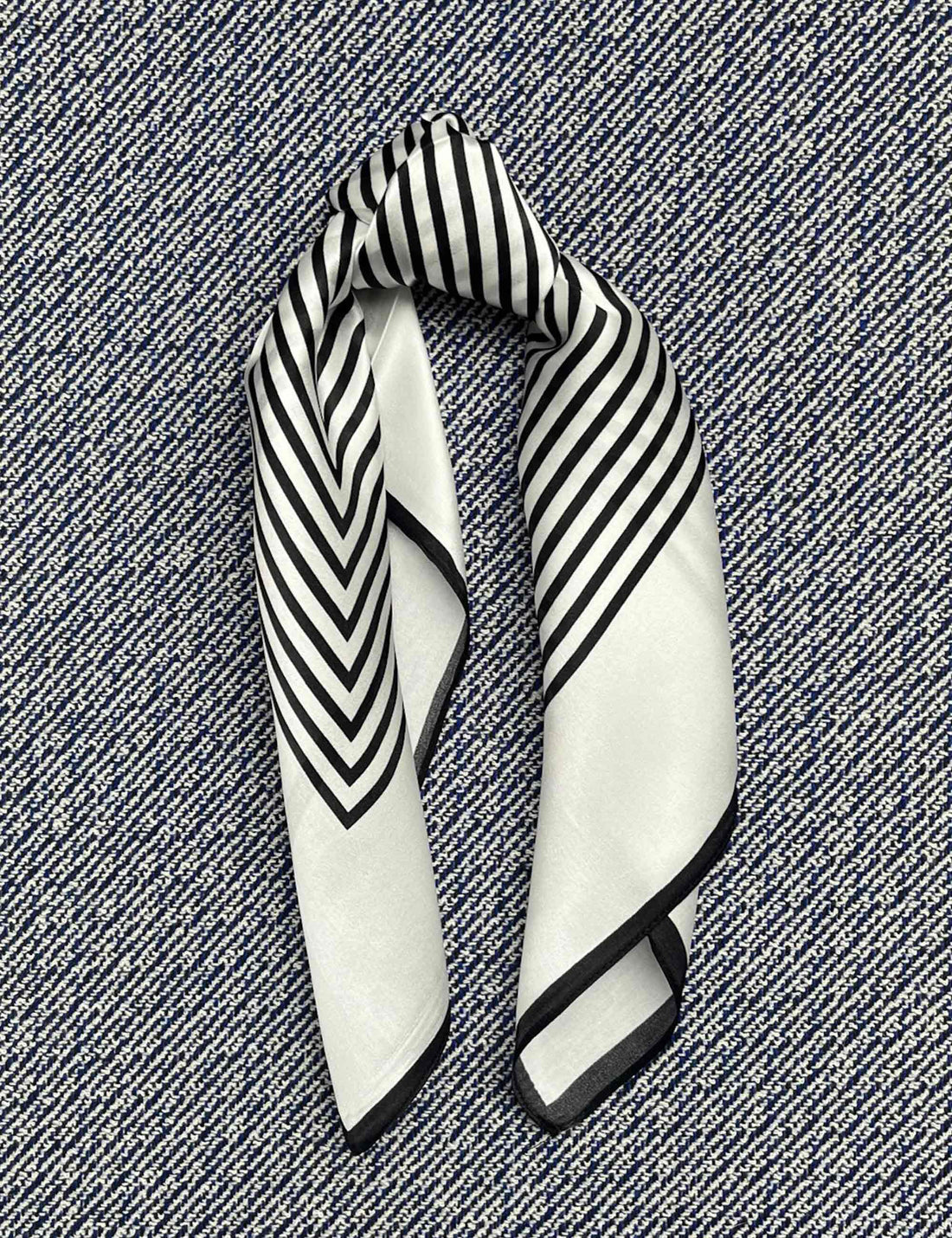 Silk scarf off-white/black graphic stripes