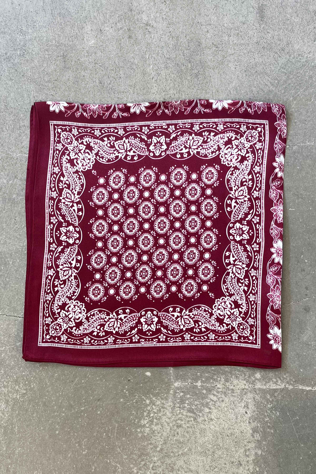 Silk scarf burgundy/off white paisley