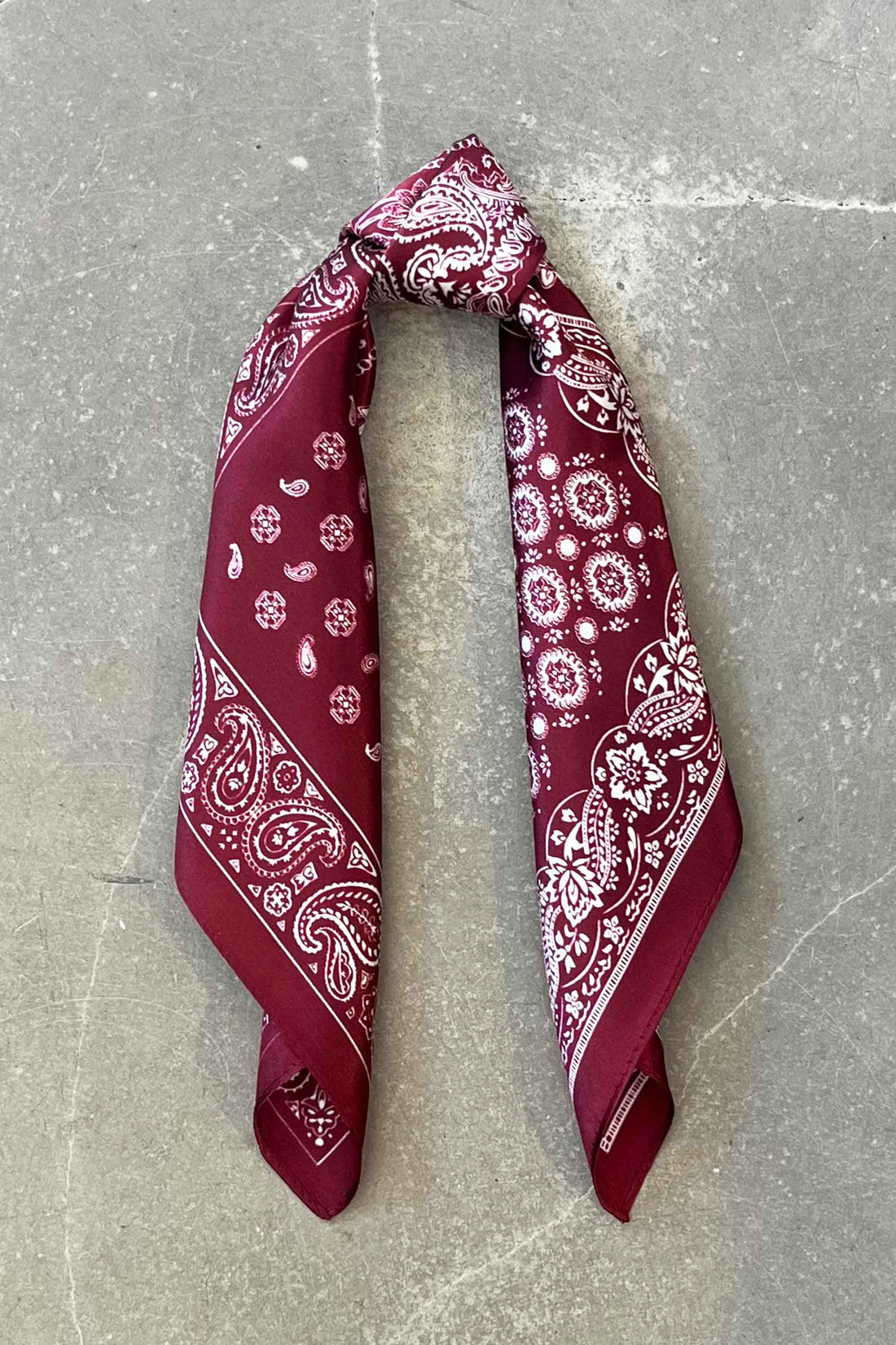 Silk scarf burgundy/off white paisley