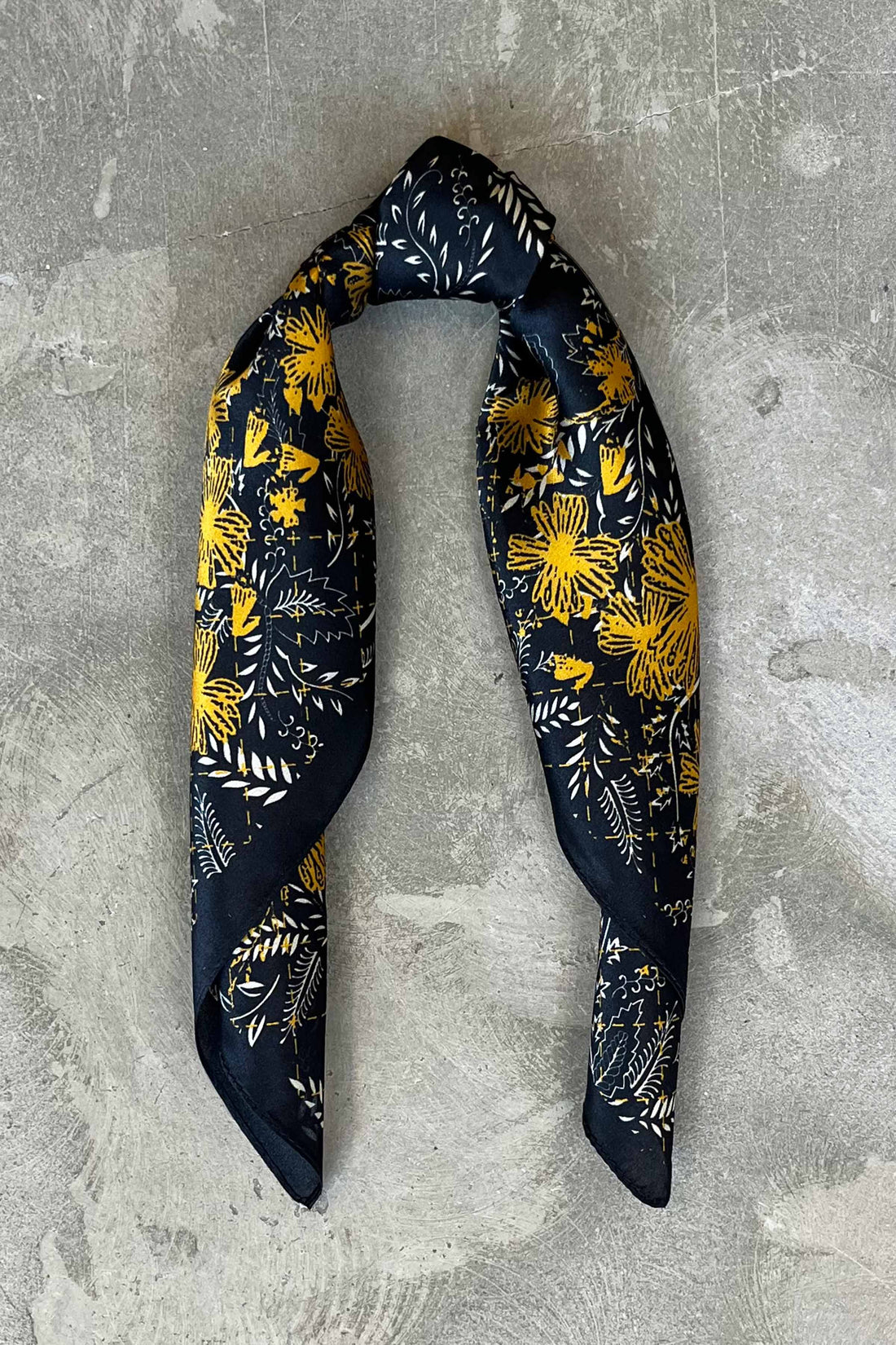 Silk scarf black/off-white/yellow flower