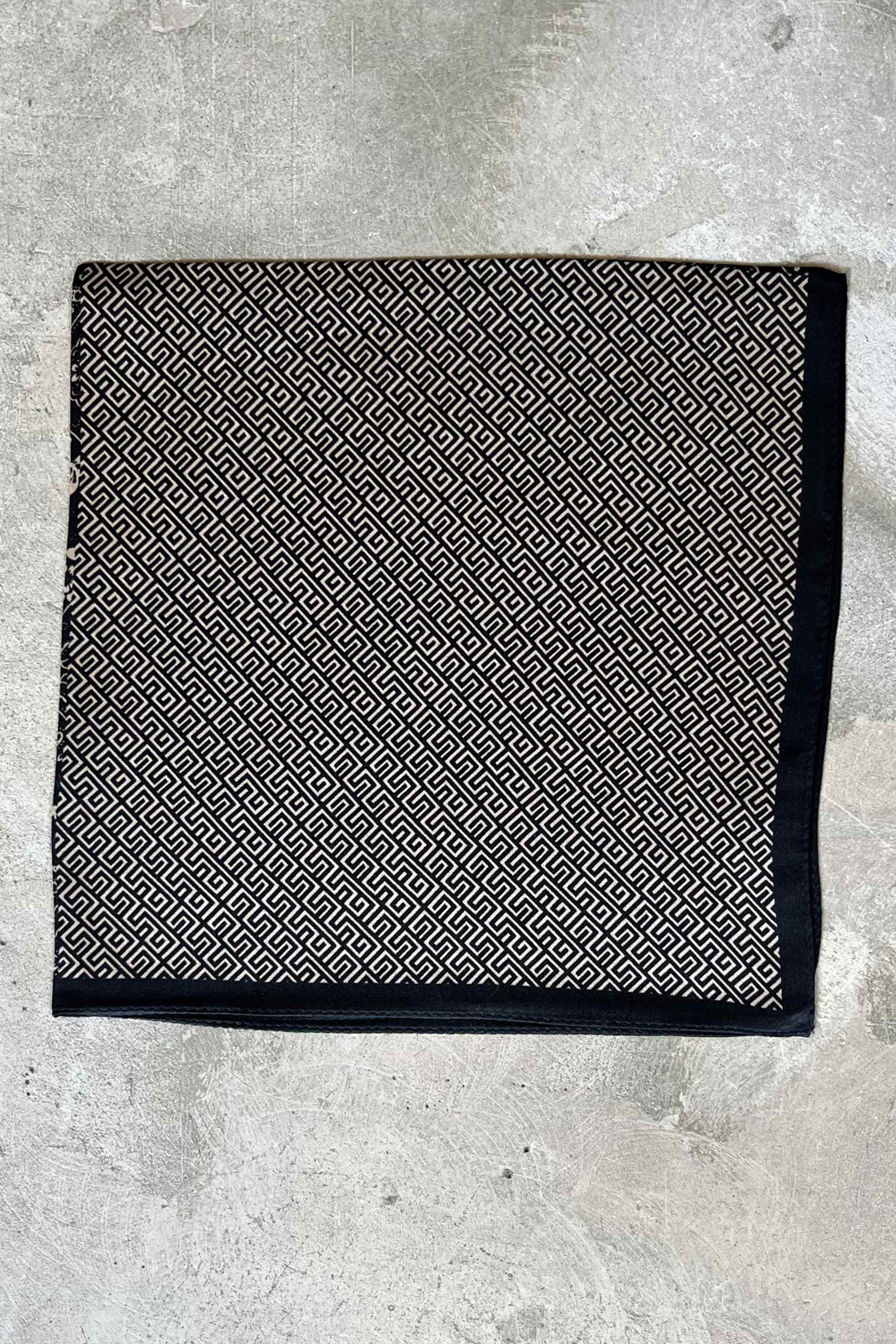 Silk scarf black/beige graphic