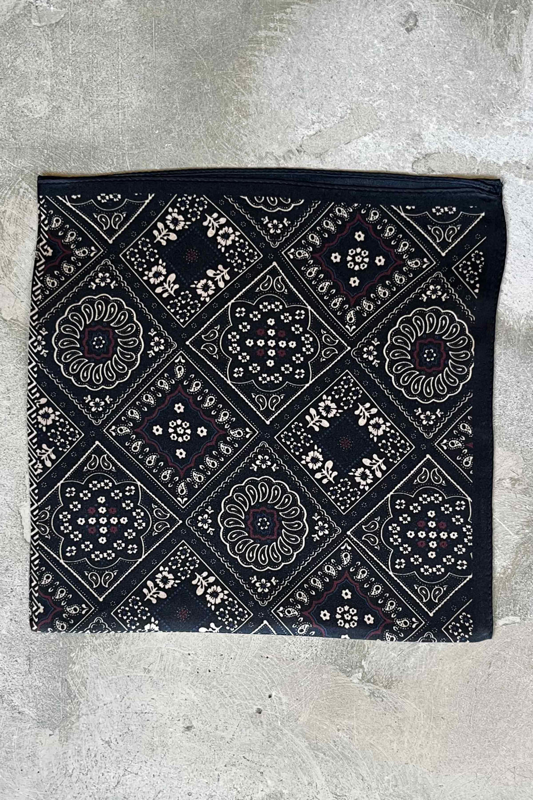 Silk scarf black/beige graphic