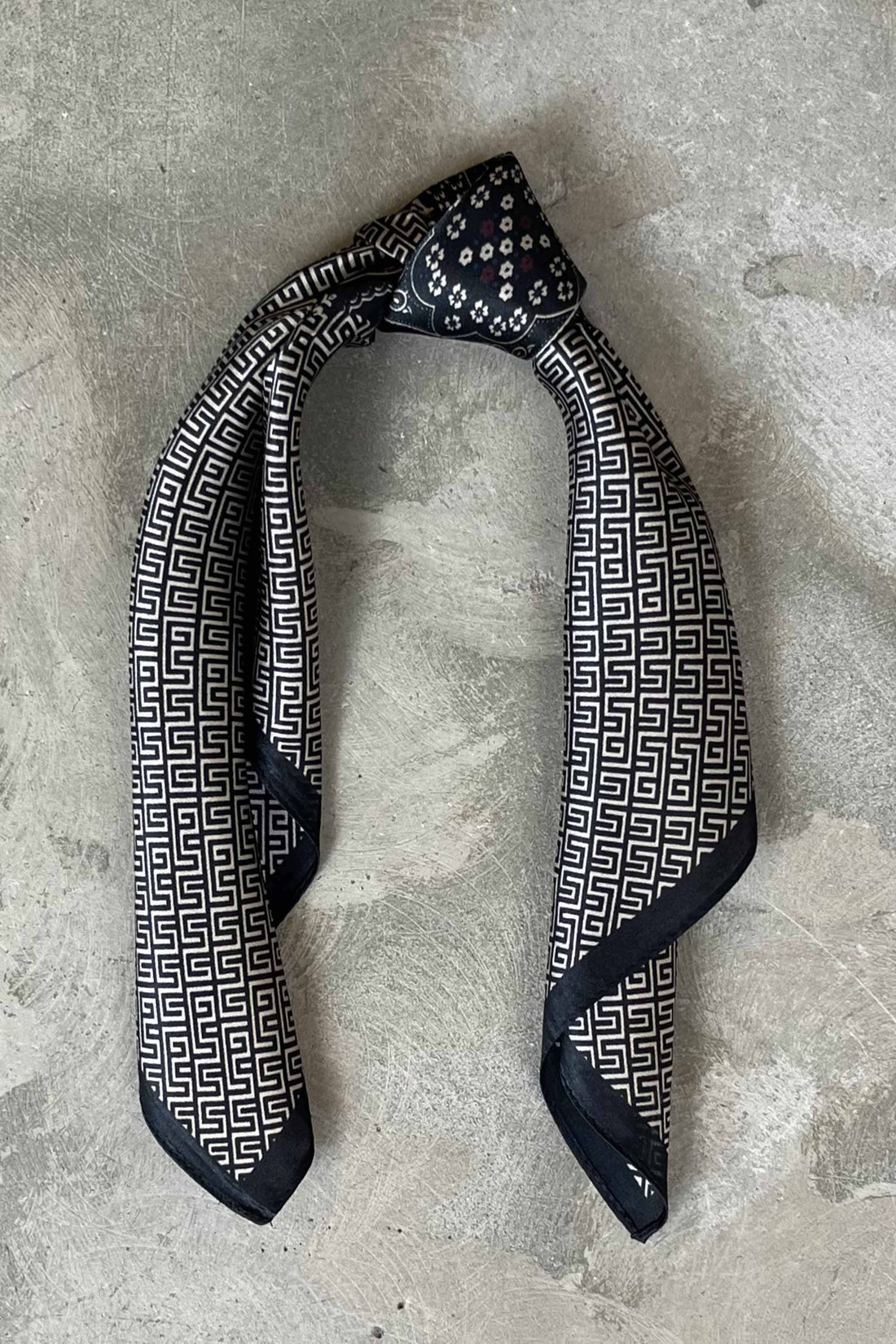 Silk scarf black/beige graphic