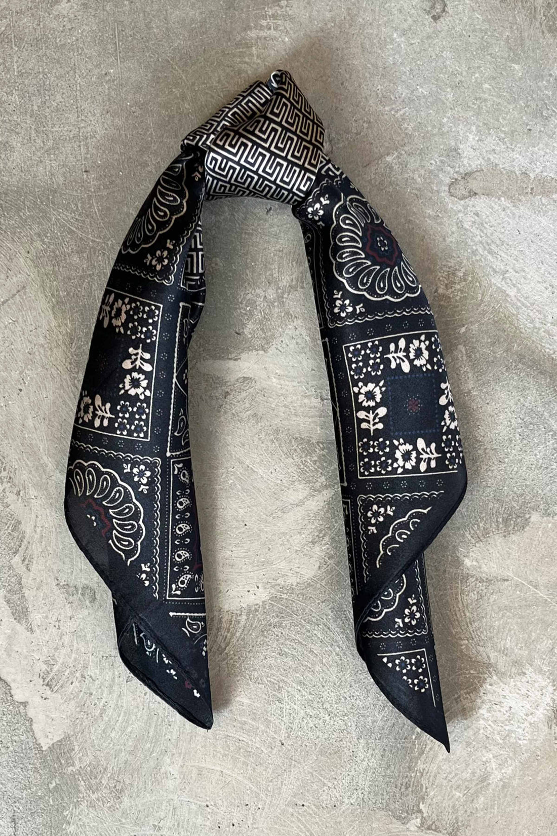 Silk scarf black/beige graphic