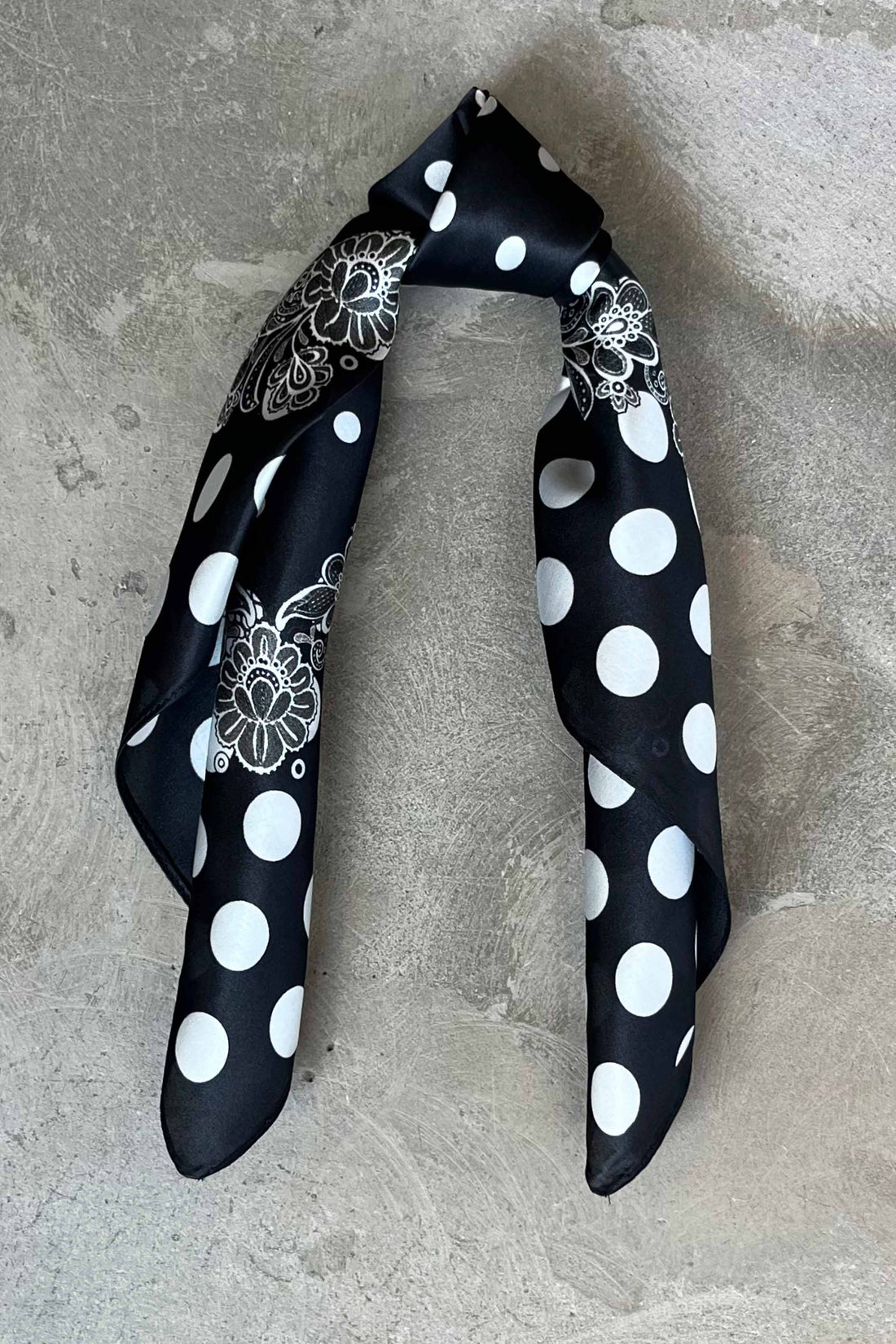 Silk scarf black/white dots and flower