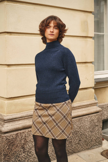 Superfine lambswool turtle neck dark blue