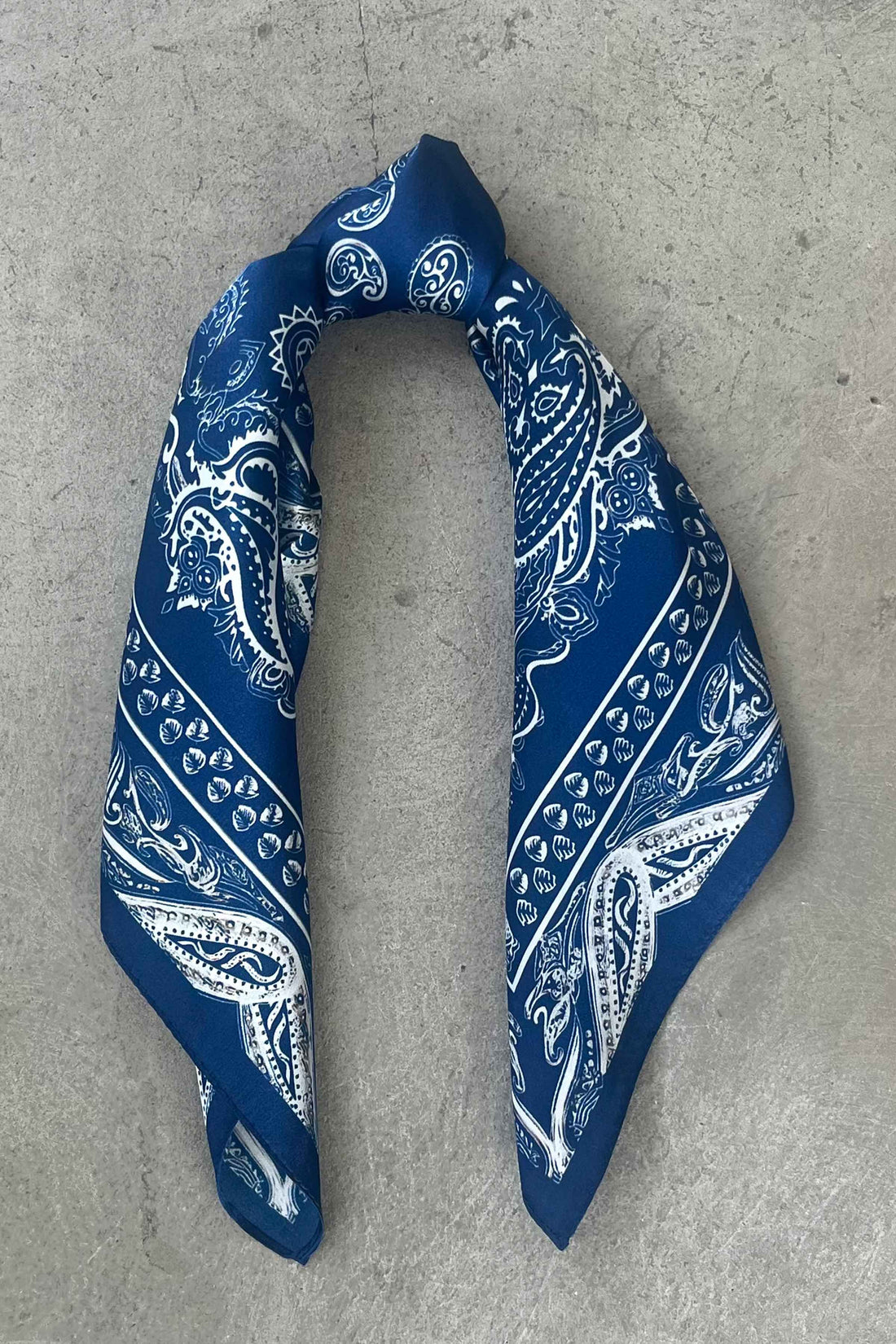 Silk scarf dark blue/off white paisley