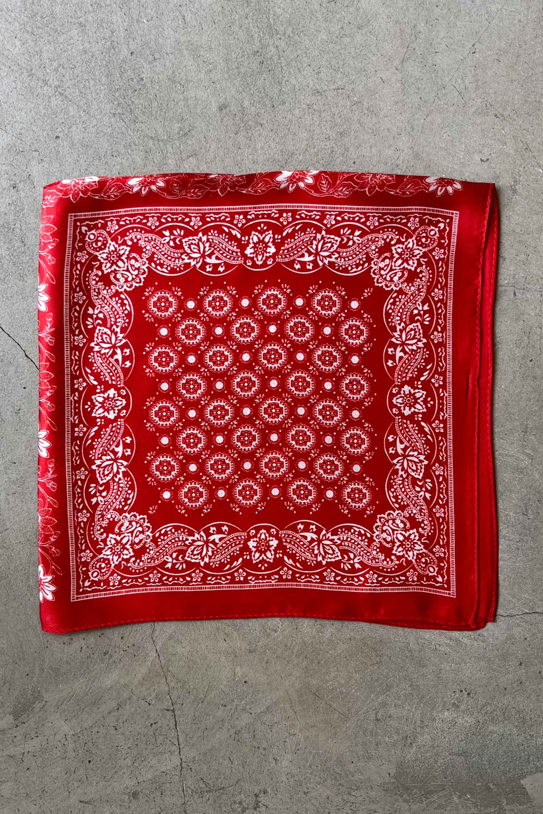 Silk scarf red/off white paisley