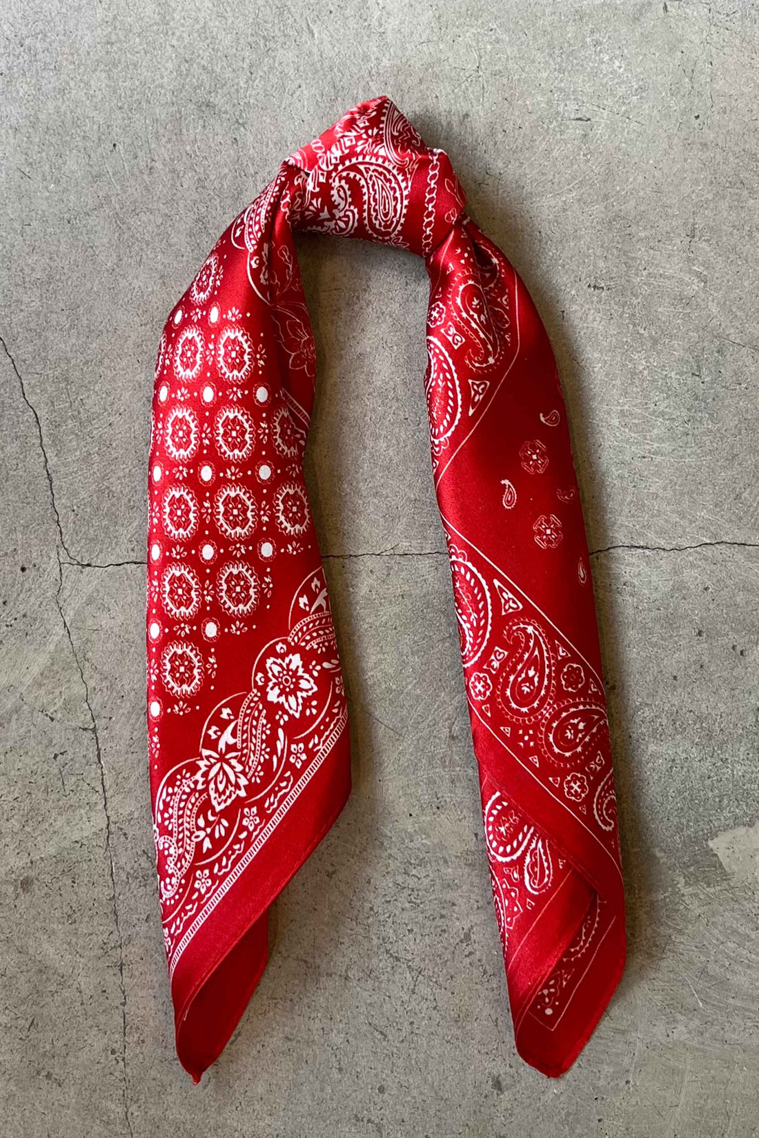 Silk scarf red/off white paisley