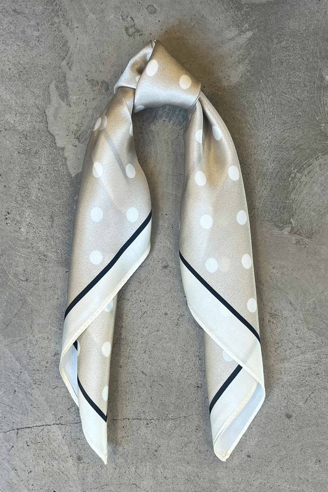 Silk scarf beige/off white dots