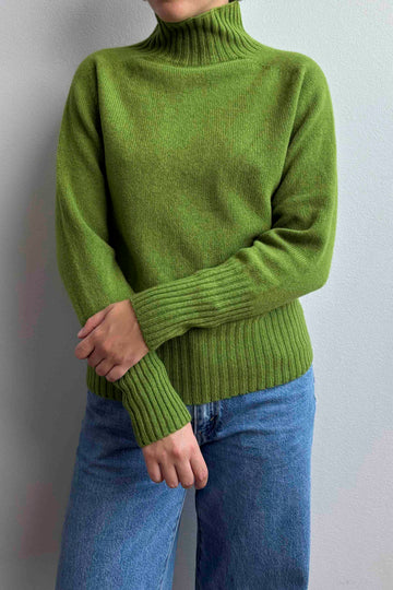 Superfine lambswool turtle neck grass green