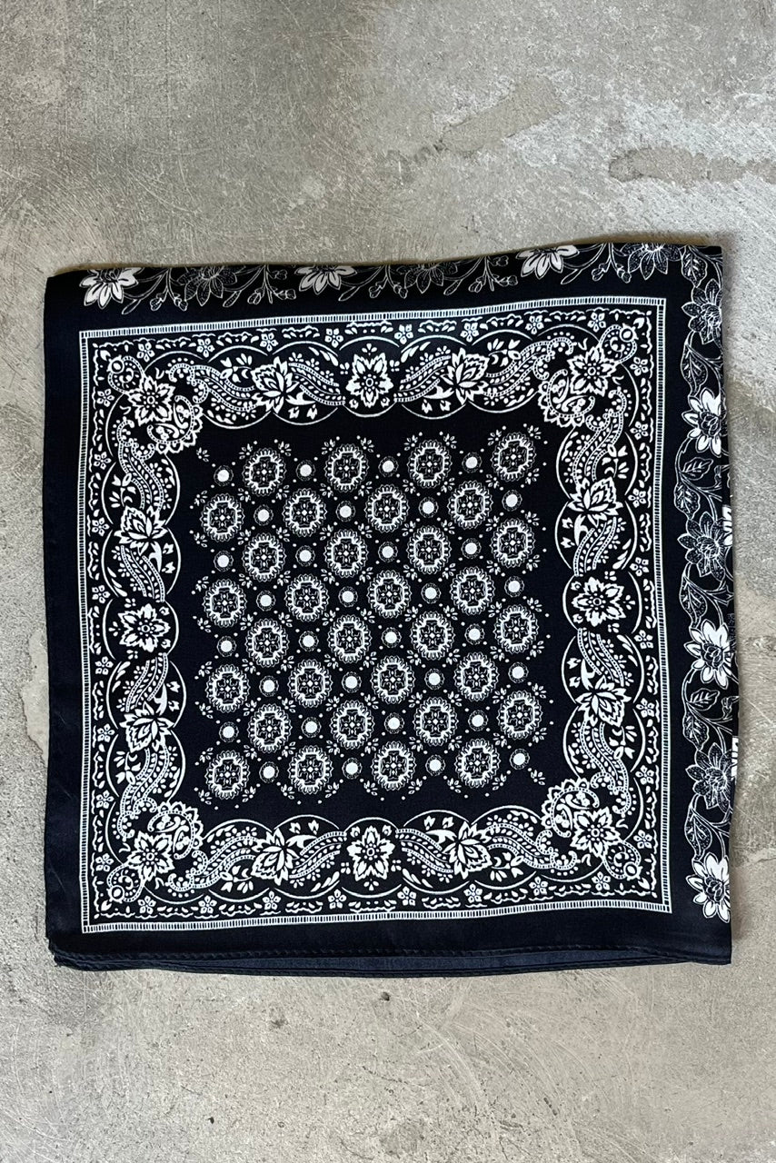 Silk scarf black/off white paisley