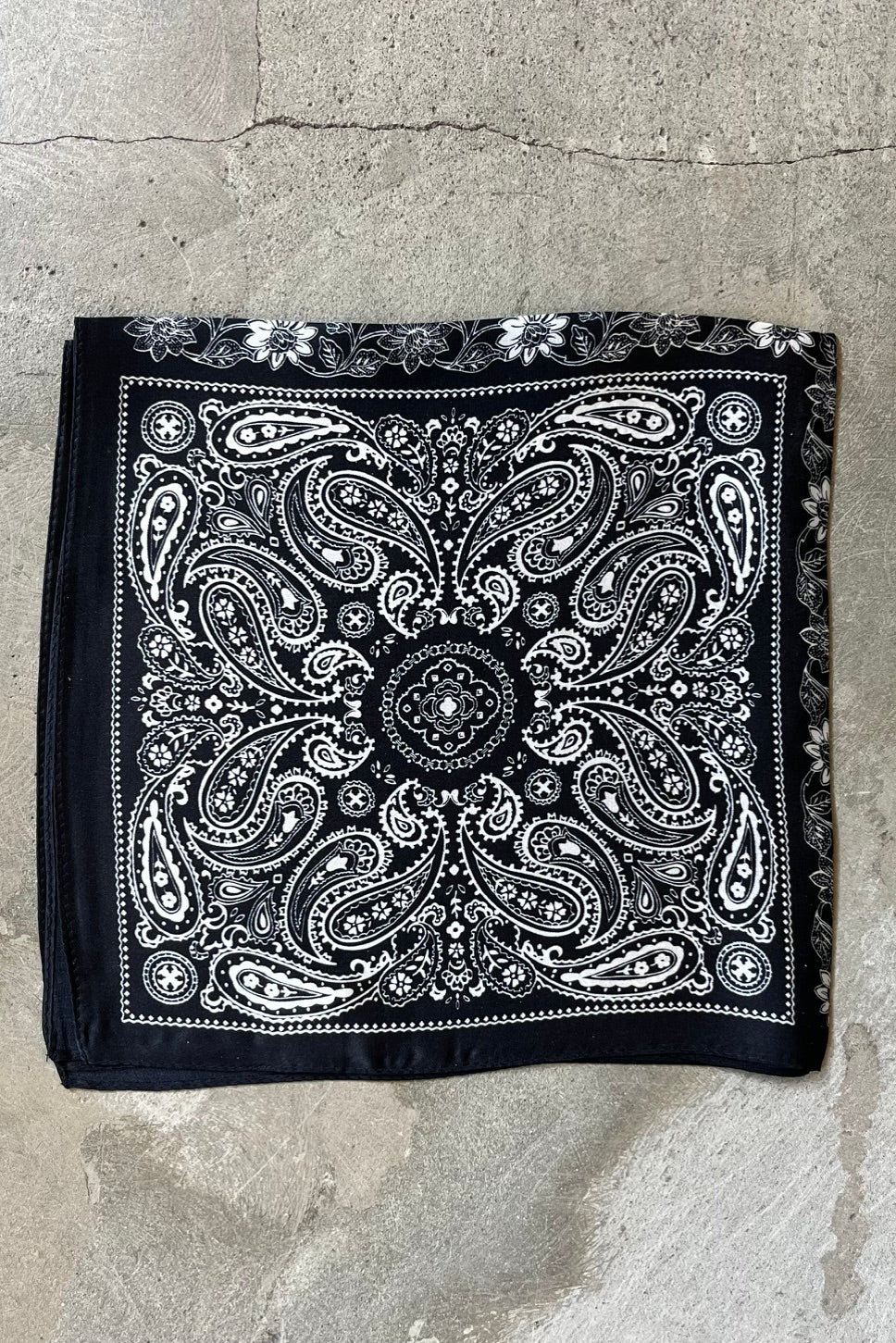 Silk scarf black/off white paisley