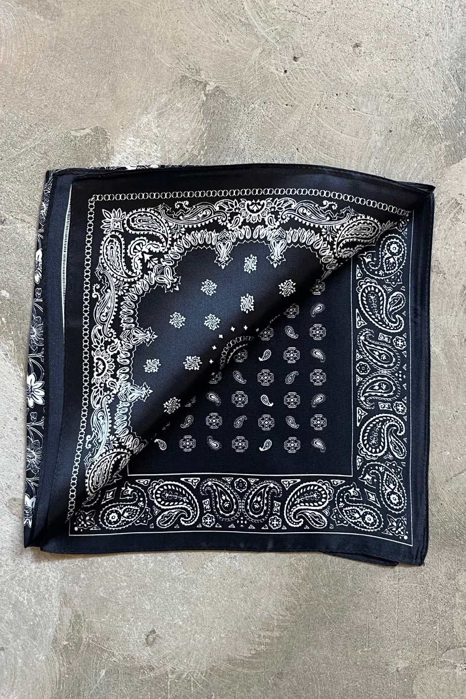 Silk scarf black/off white paisley