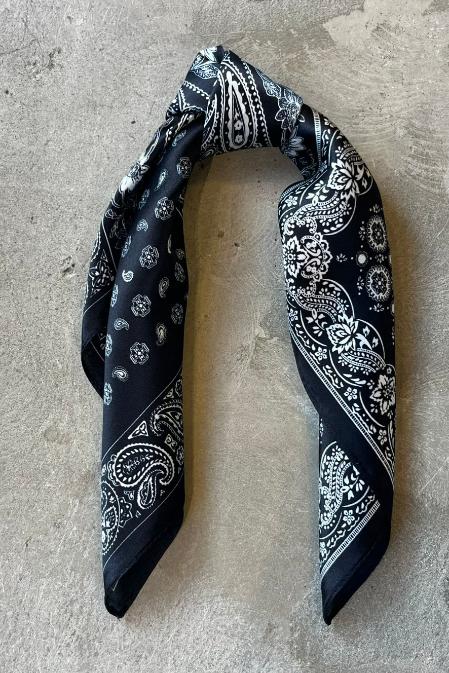 Silk scarf black/off white paisley