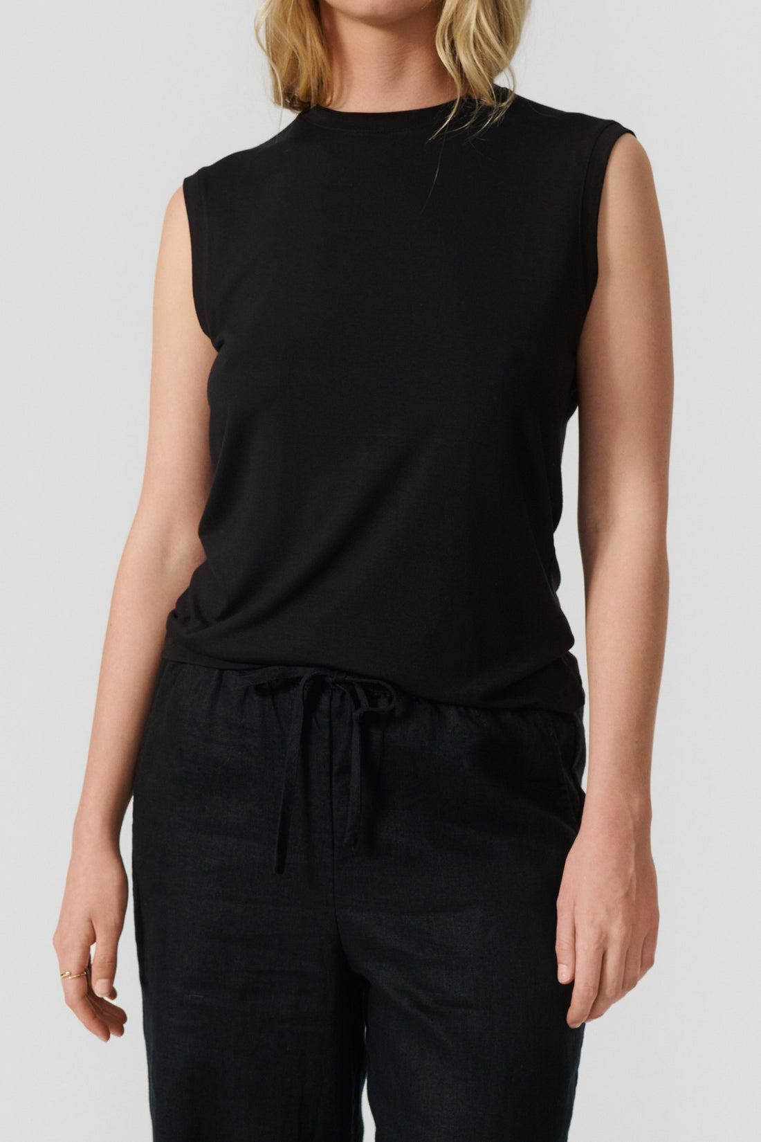 Leonora top black