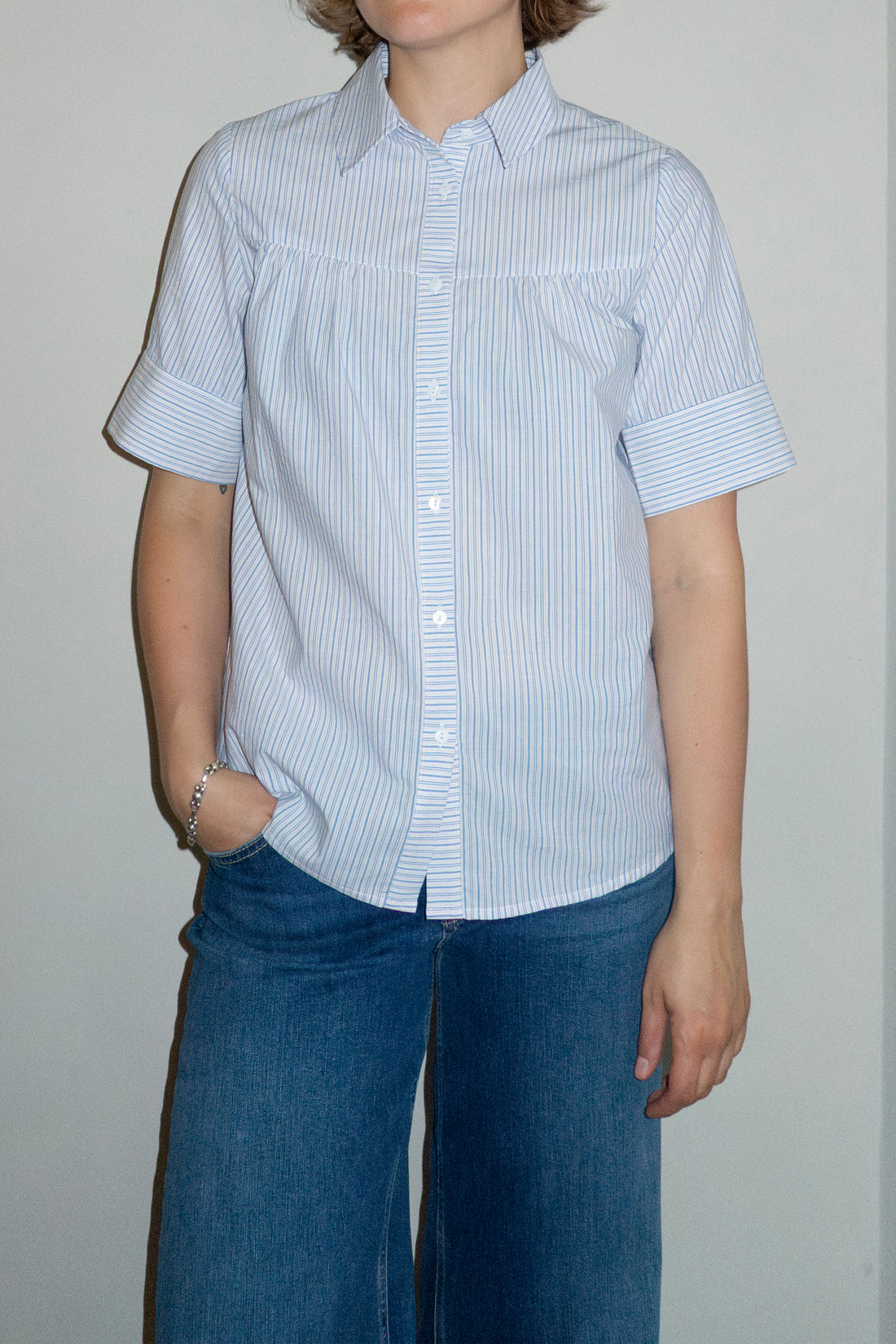 Maria white/blue/fine coral red stripe
