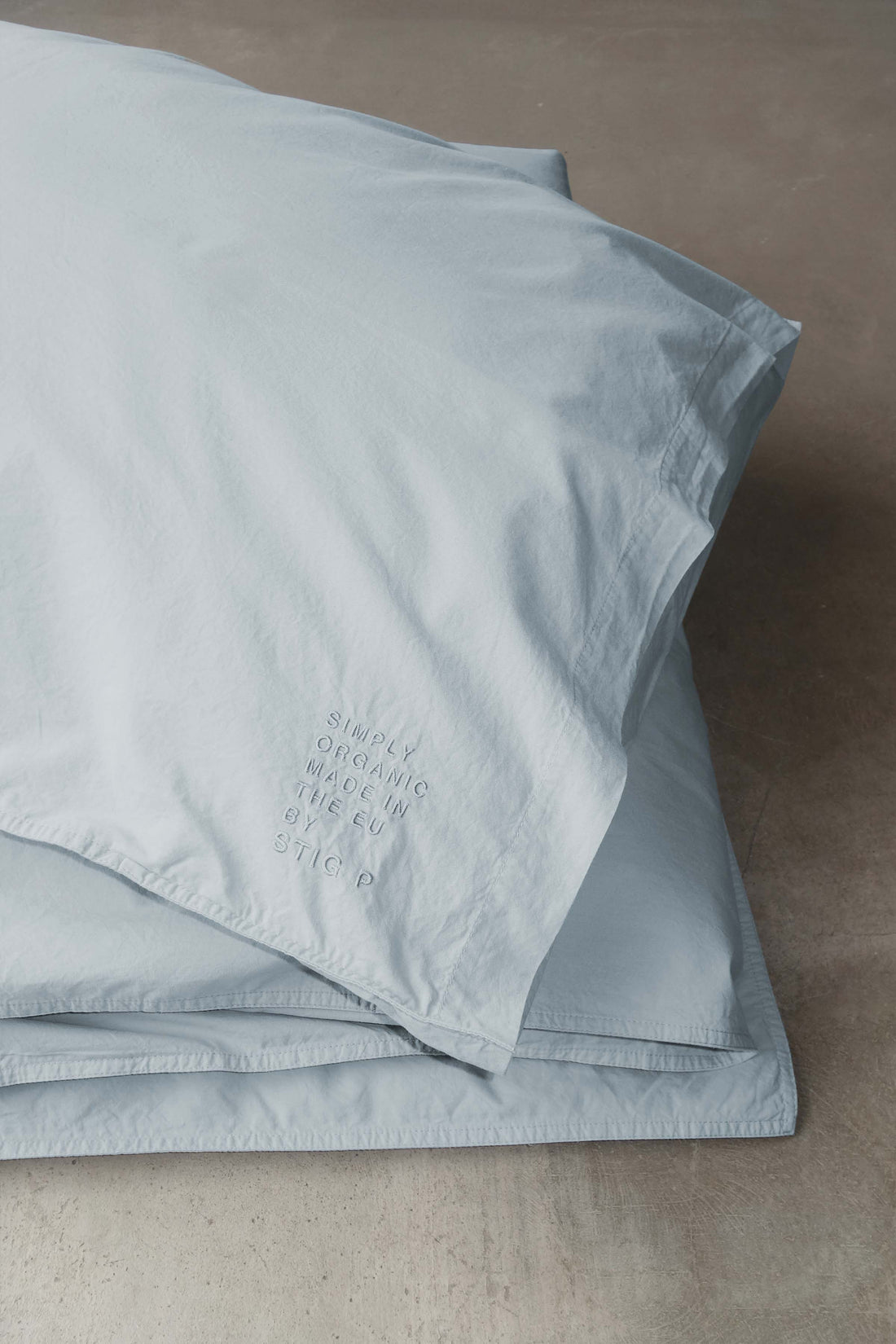 Duvet and pillow set light blue