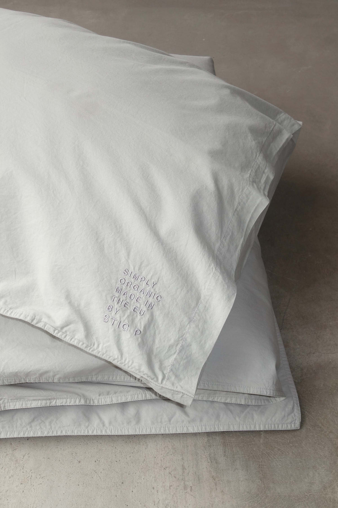 Duvet and pillow set grey