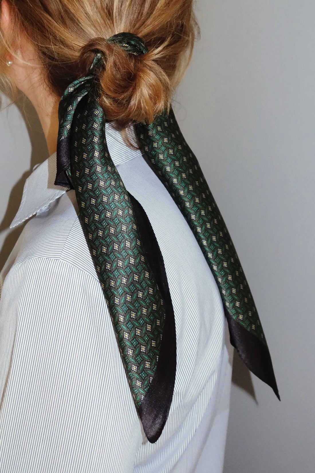 Silk scarf green/black graphic