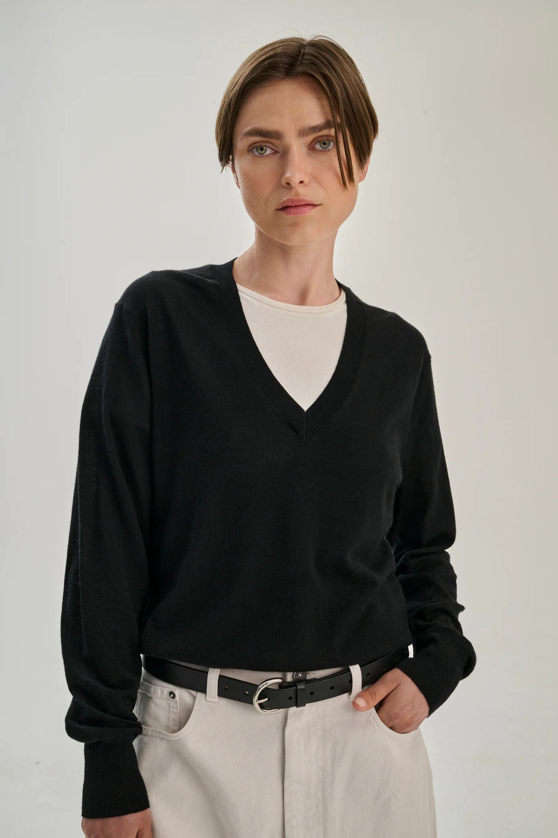 Merino v-neck sweater black