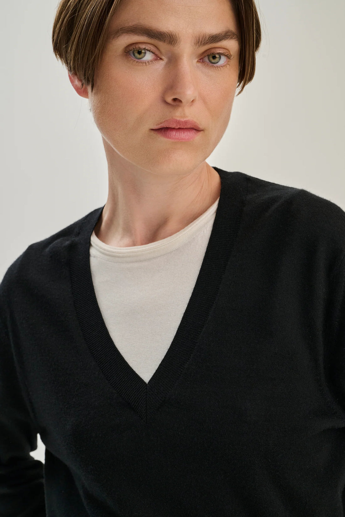 Merino v-neck sweater black