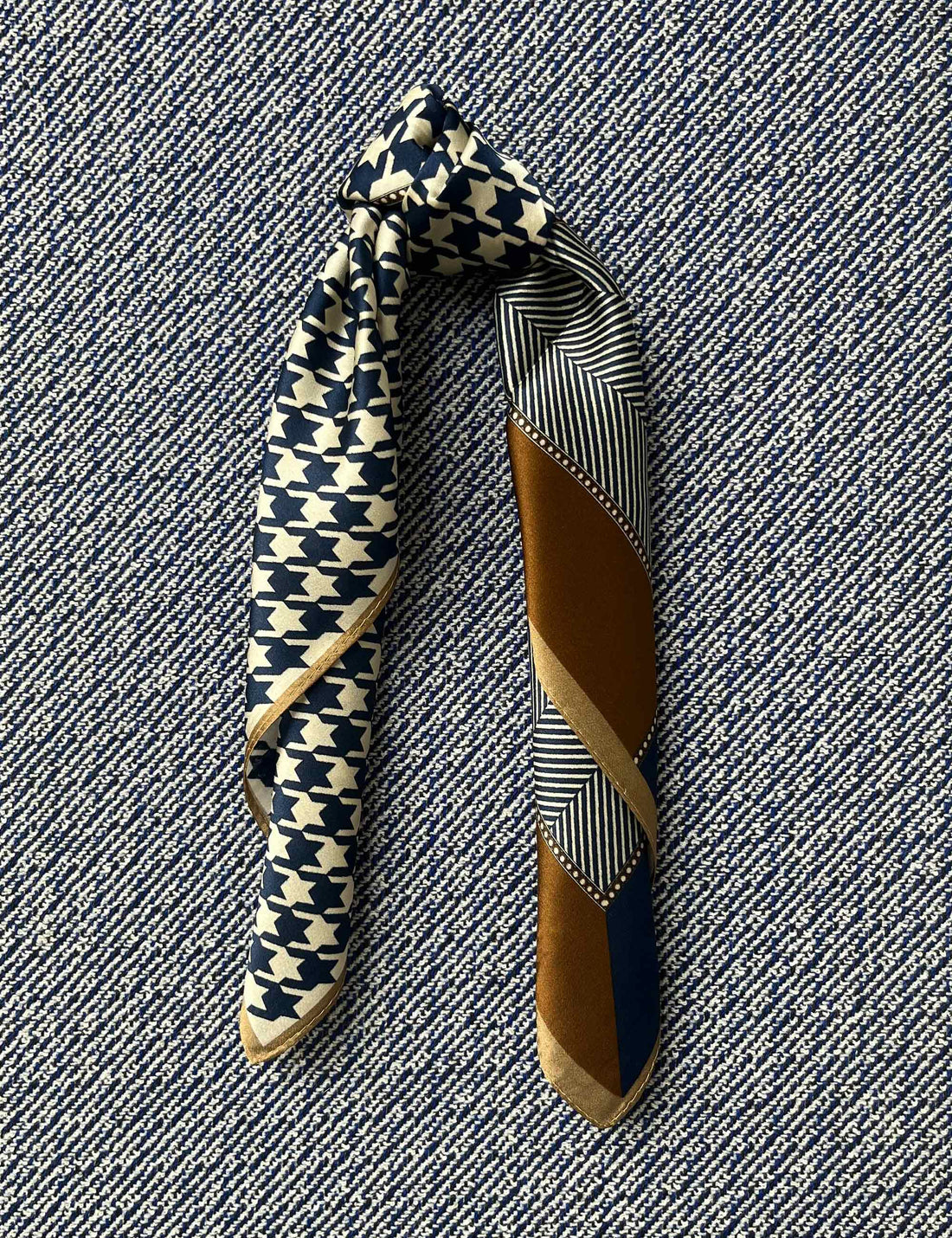 Silk scarf navy/beige houndstooth/graphic