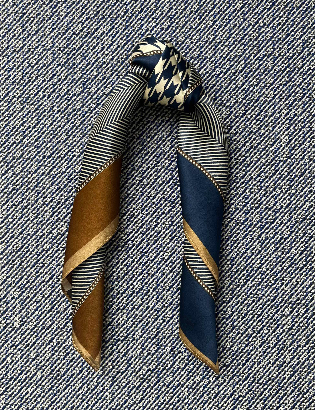 Silk scarf navy/beige houndstooth/graphic