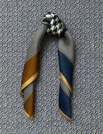 Silk scarf navy/beige houndstooth/graphic