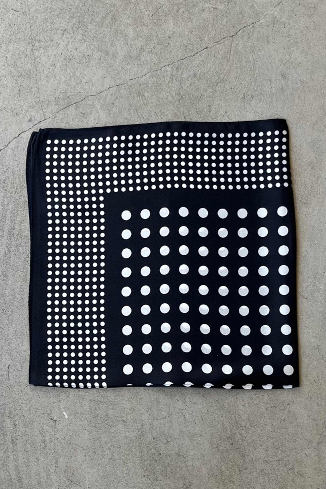 Silk scarf black/white dots