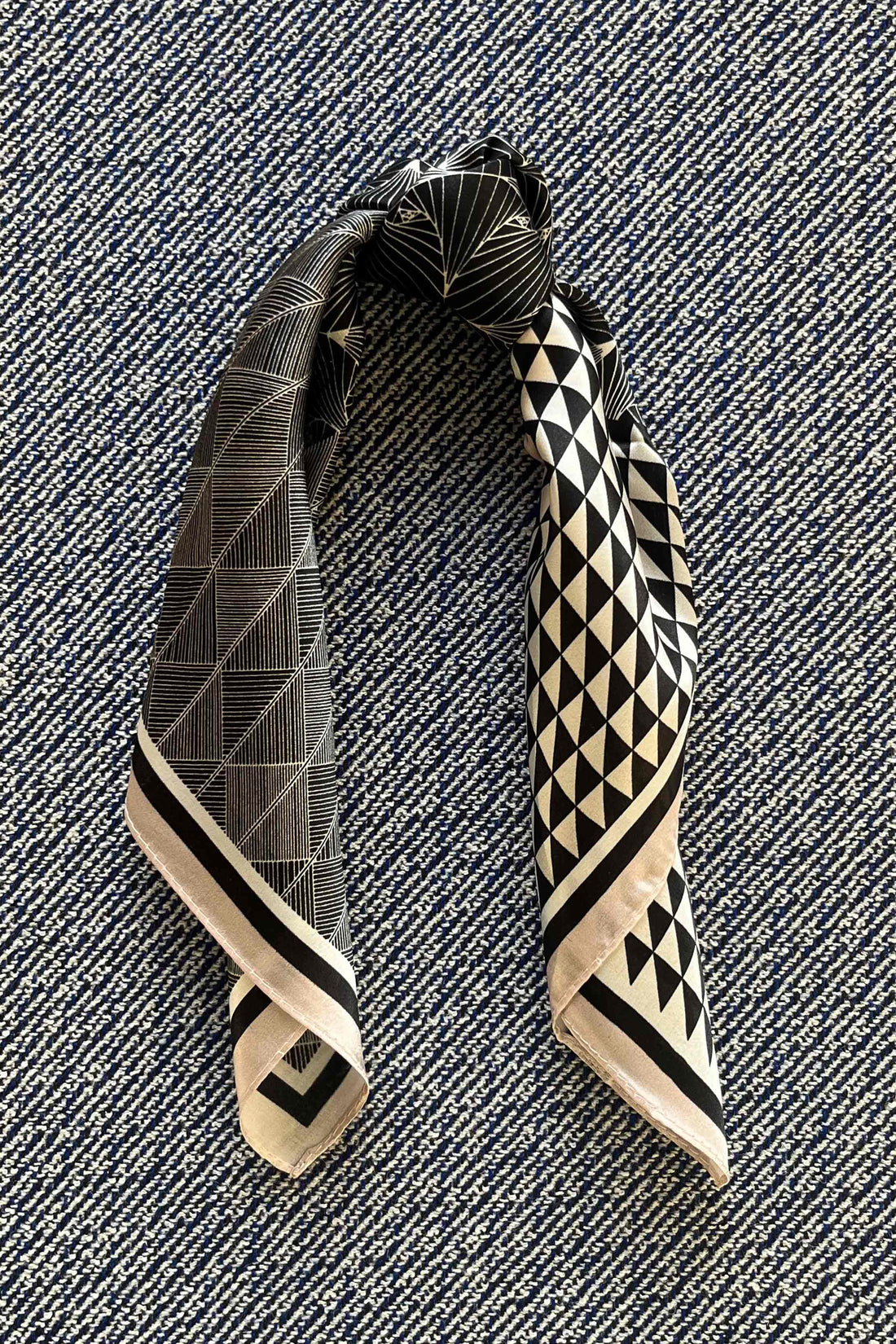 Silk scarf cream/black graphic flower print