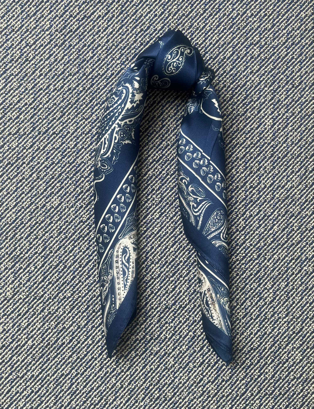 Silk scarf dark blue/off white paisley