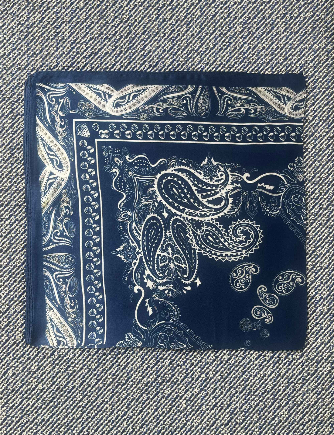 Silk scarf dark blue/off white paisley