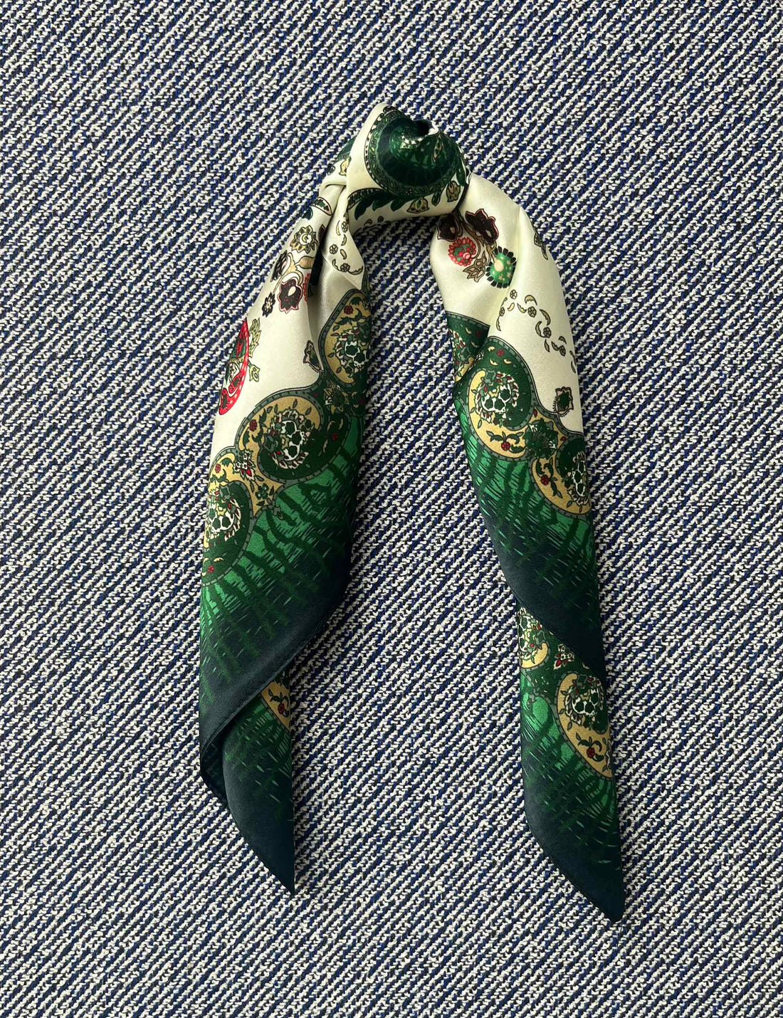 Silk scarf off-white/bottle green paisley