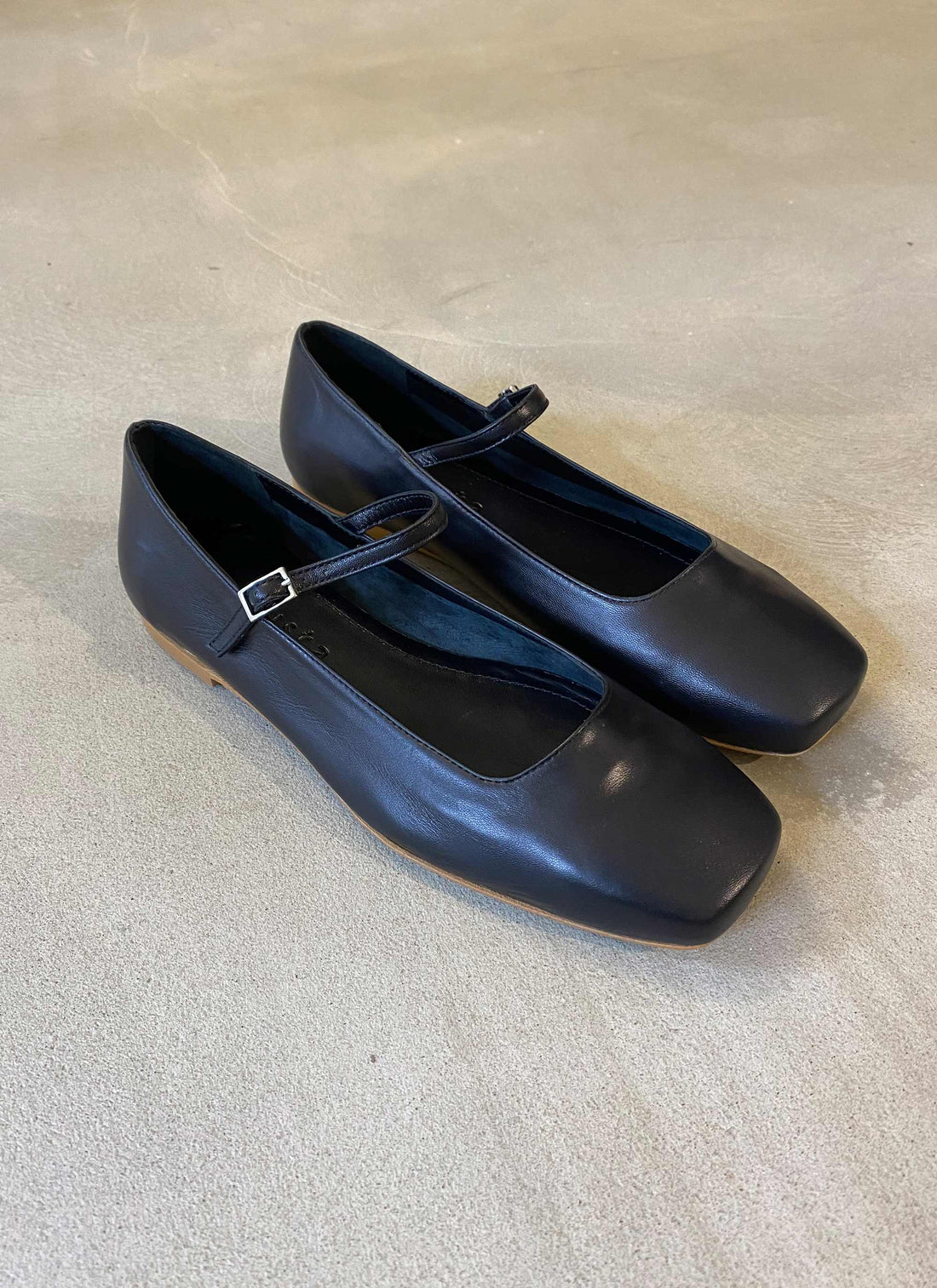 Julieta mary janes black leather