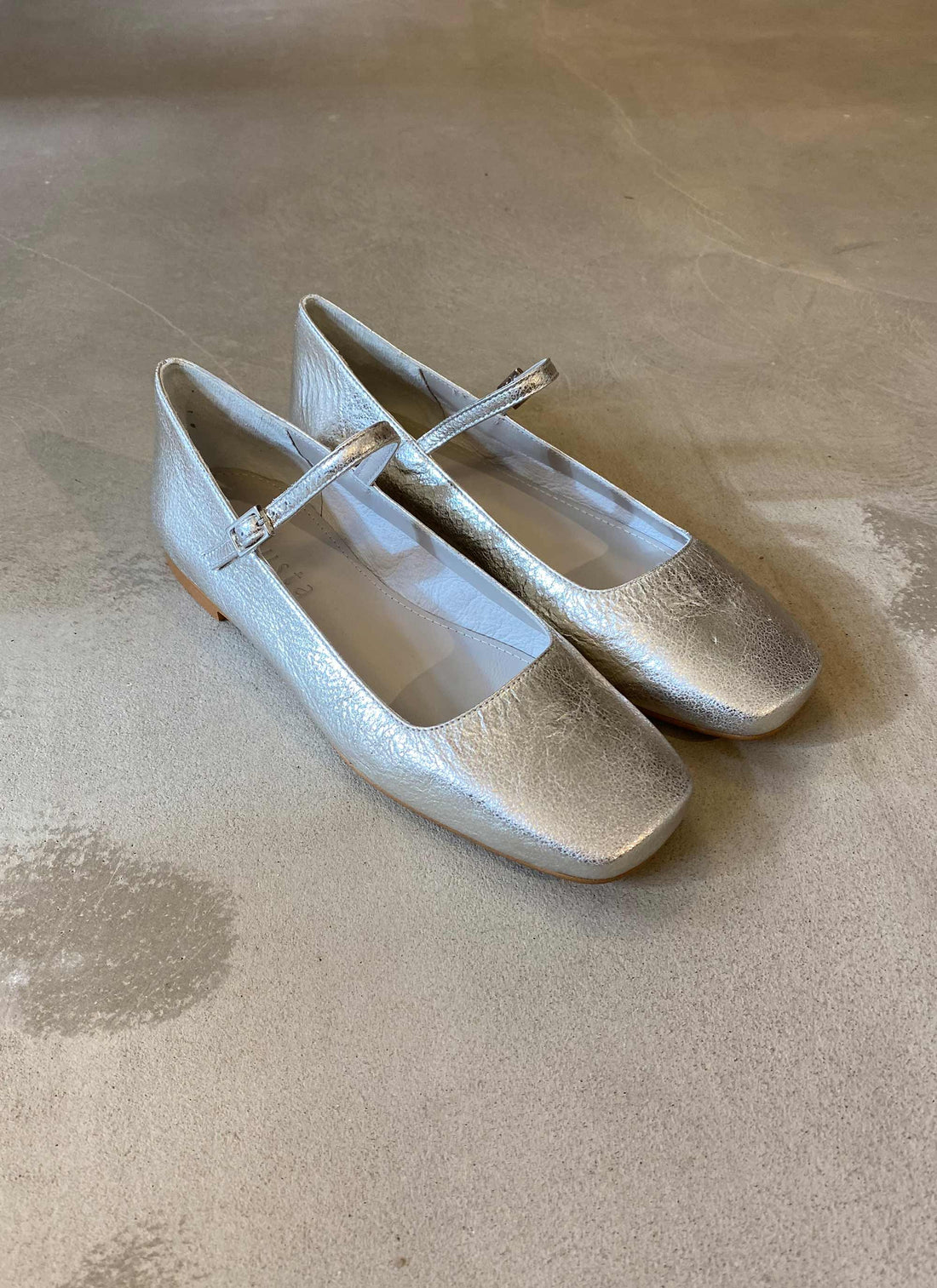 Julieta mary janes silver leather