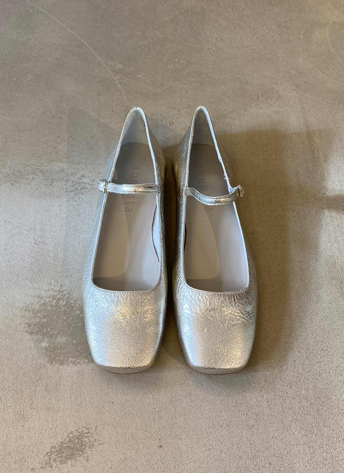 Julieta mary janes silver leather