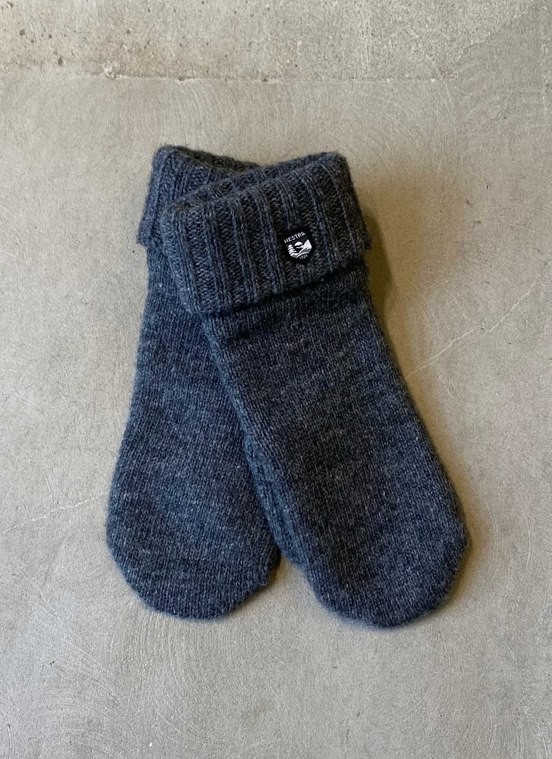 Bonnie knitted mittens grey