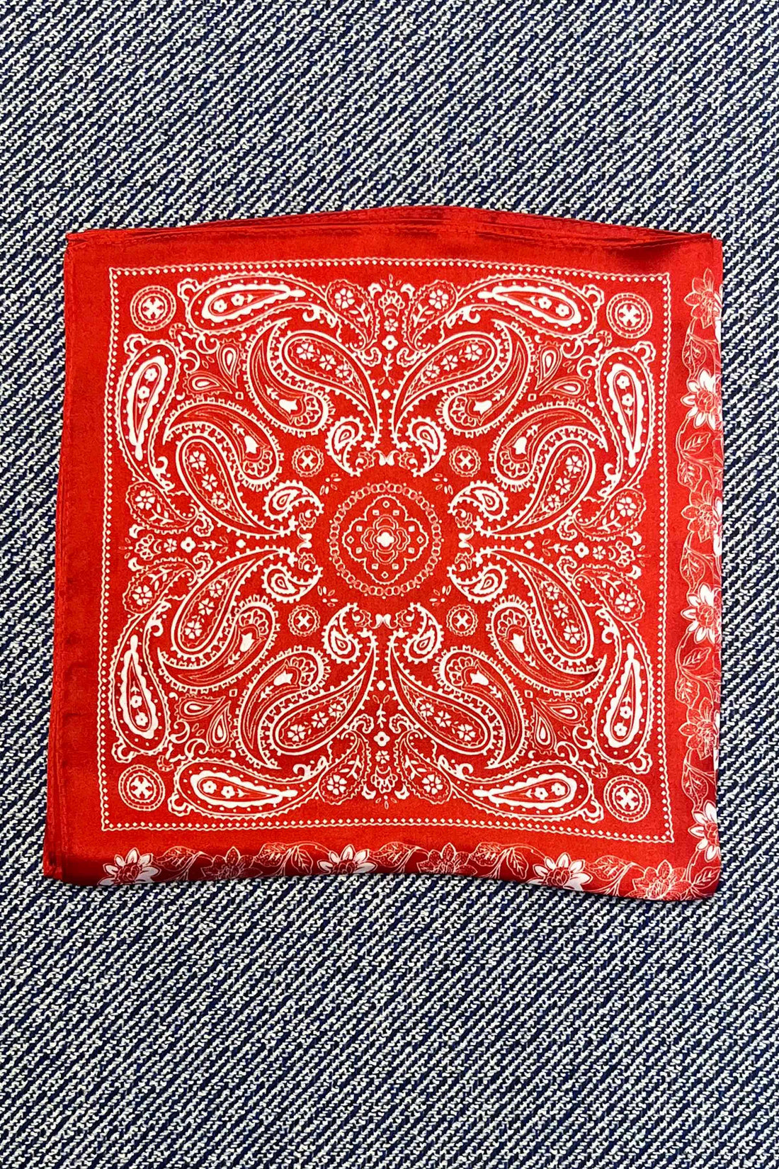 Silk scarf red/off white paisley