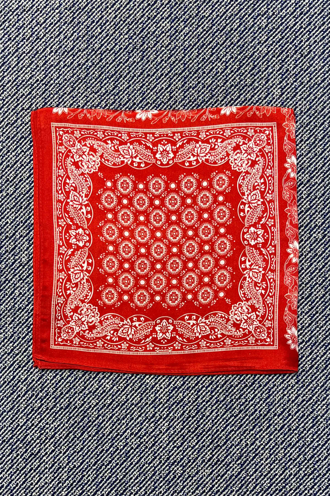 Silk scarf red/off white paisley