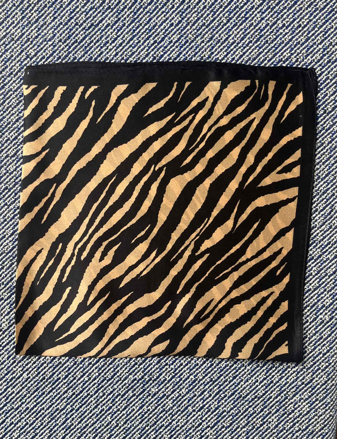 Silk scarf black/gold zebra print