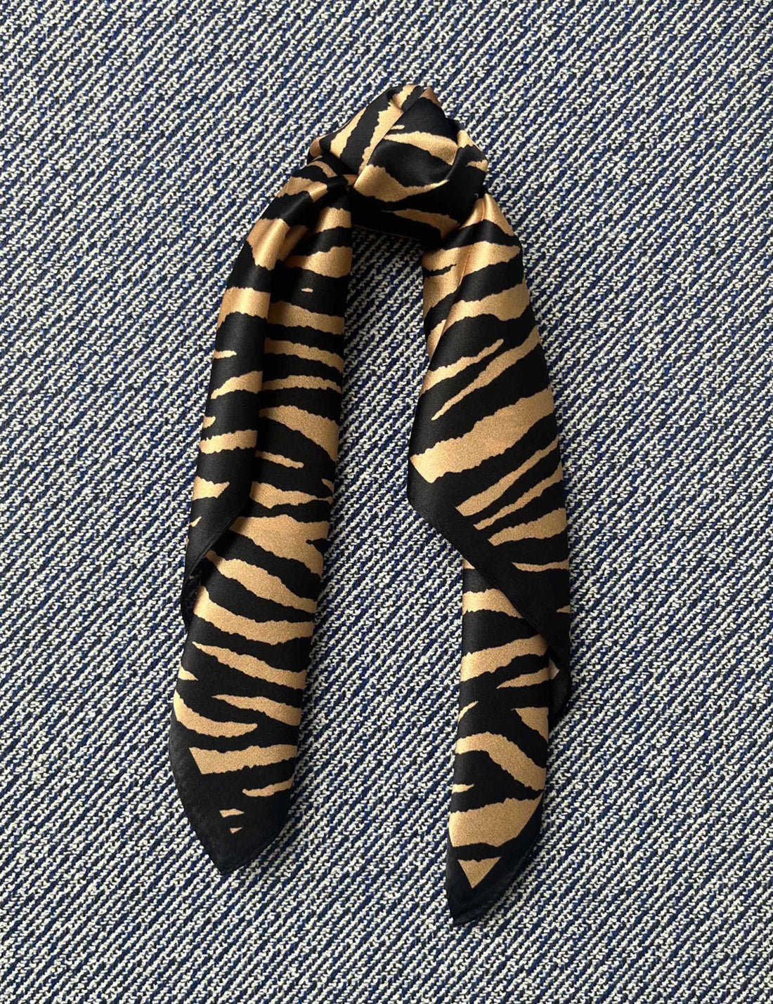 Silk scarf black/gold zebra print