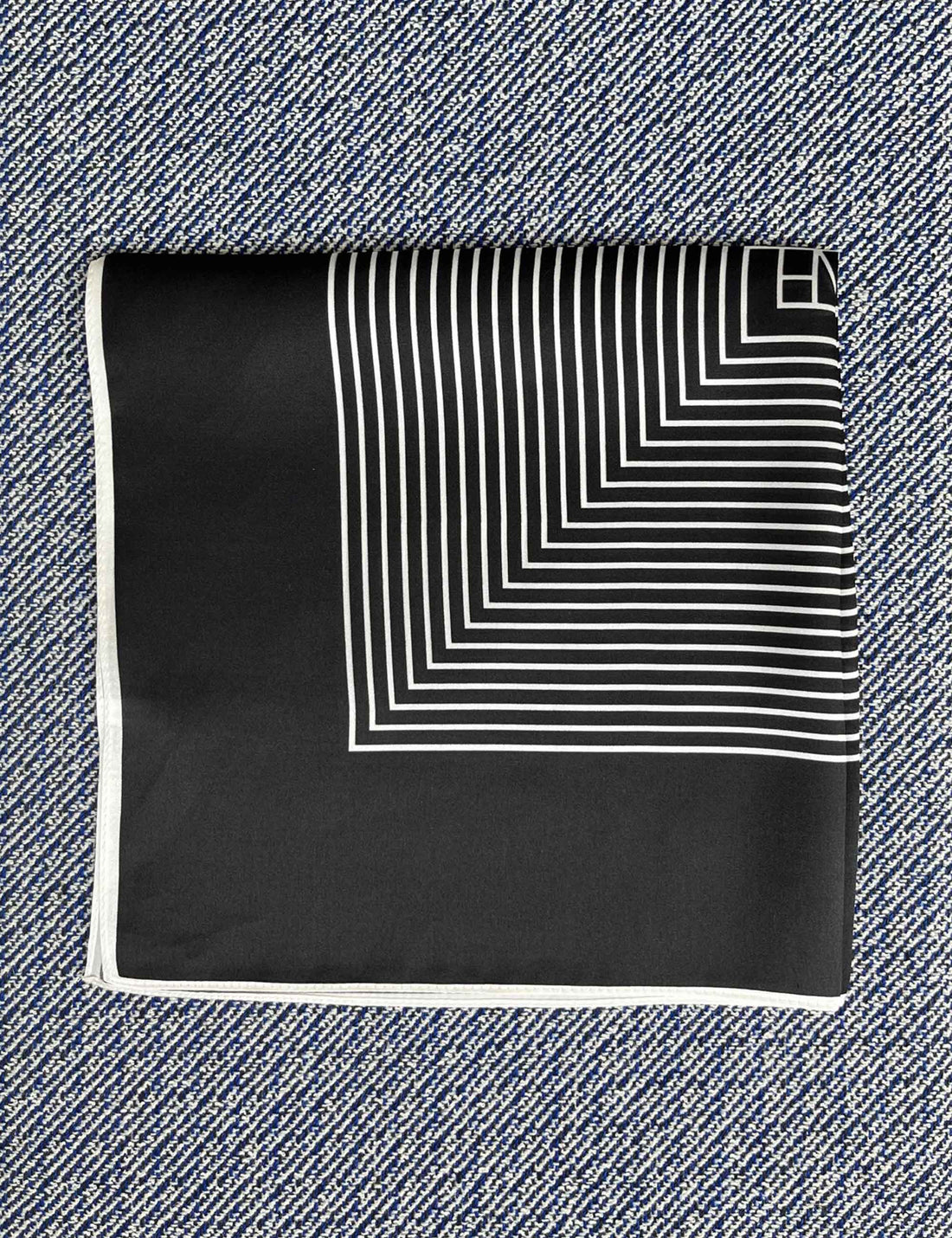 Silk scarf black/off-white graphic stripes