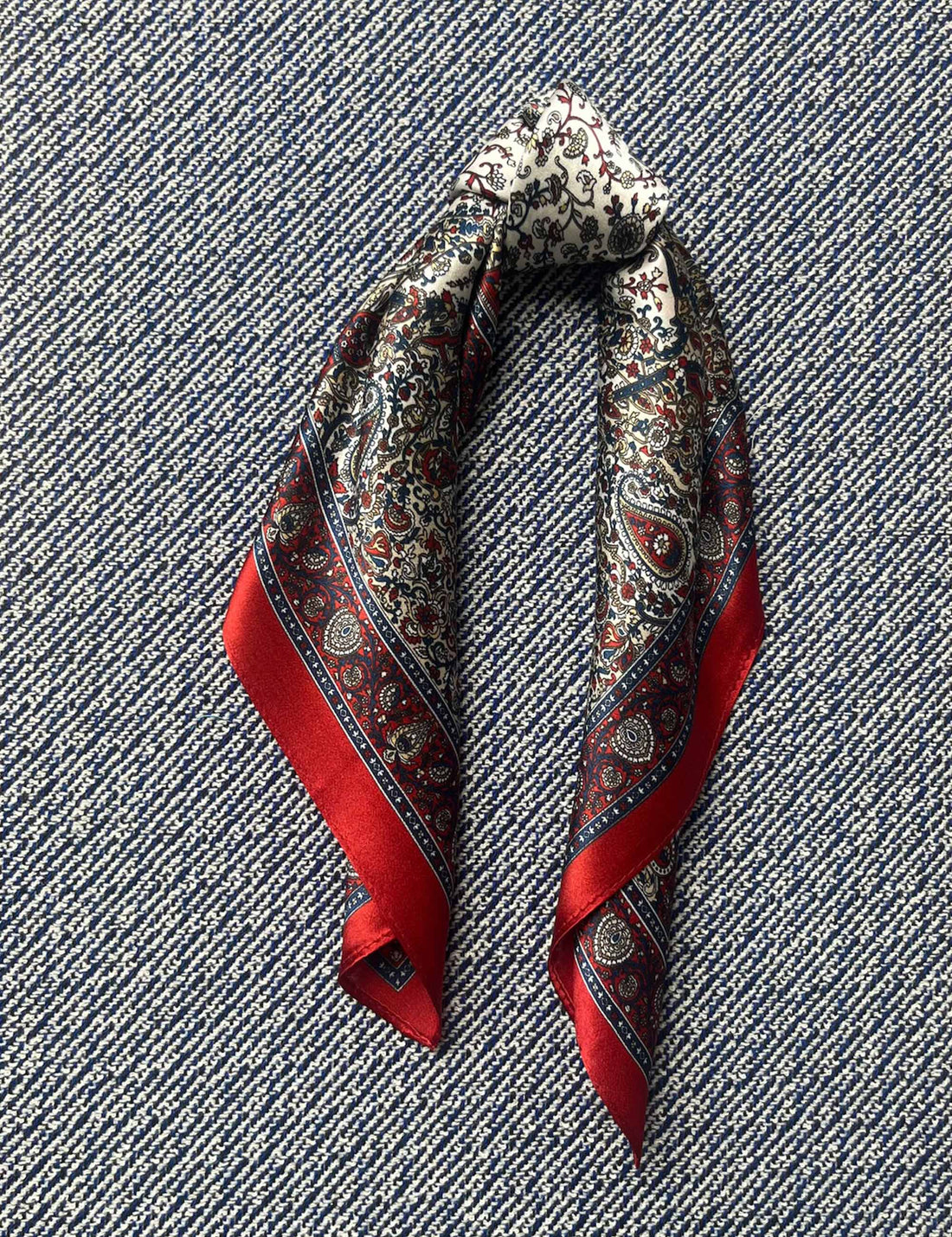Silk scarf off white/burgundy/navy paisley