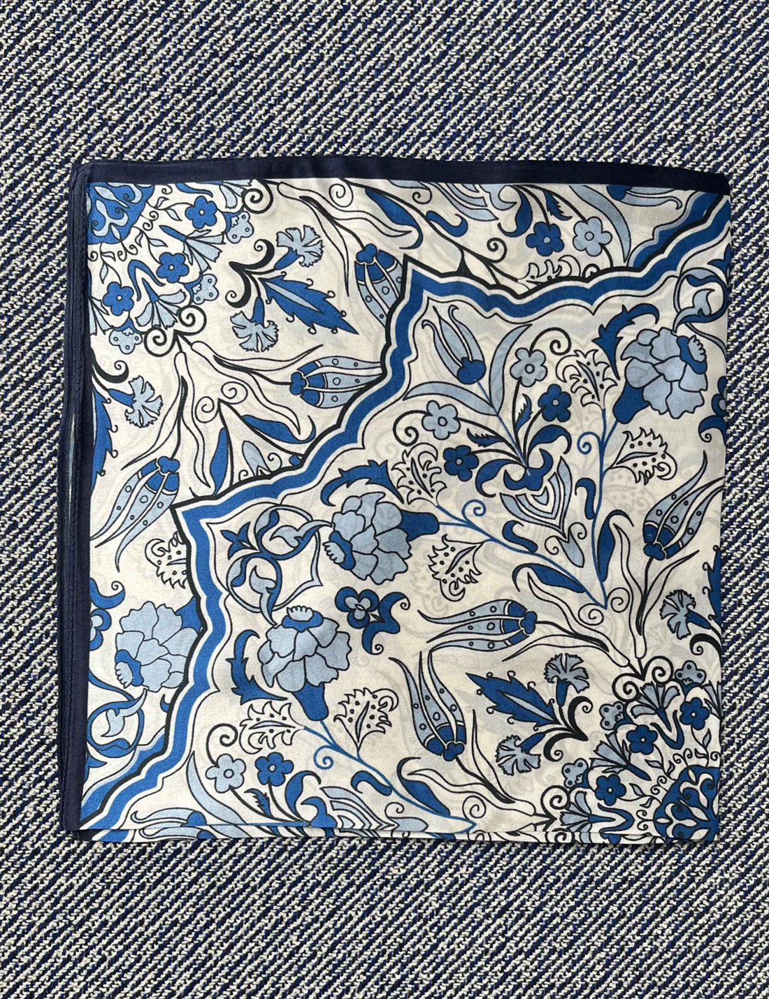 Silk scarf off white/blue paisley