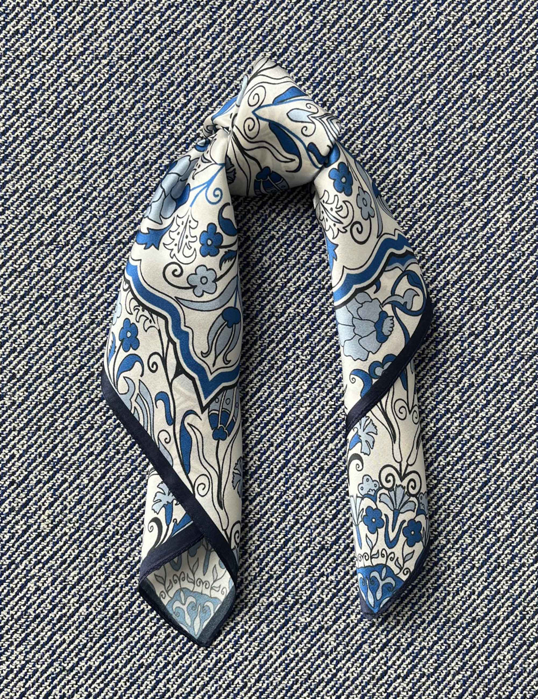 Silk scarf off white/blue paisley